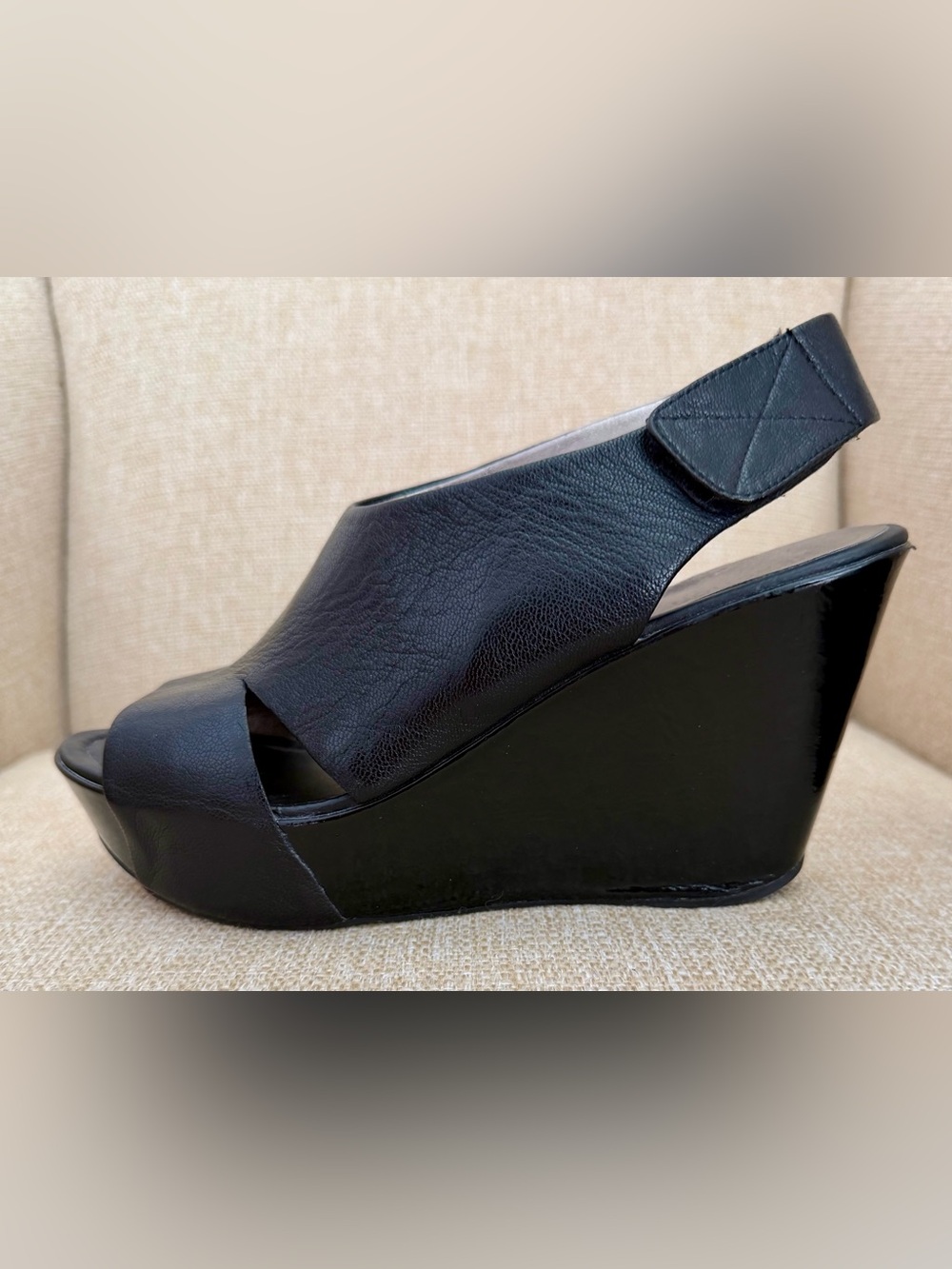 Kenneth Cole Reaction Women's Black Leather  Wedge Sandal with Back Strap 9M